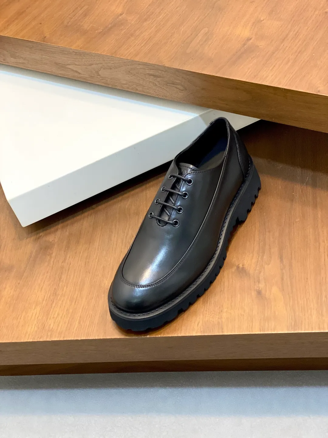 Men's shoes 💰740 VALENTINO Valentino's new men's fashionable casual leather shoes. These leather shoes are made of imported cowhide leather uppers, dyed calfskin lining and calfskin insoles. The upper foot is soft, comfortable and breathable. Comes with complete packaging in the original box! Visible details and quality. Size: 39-44 (customized at 38.45.46)